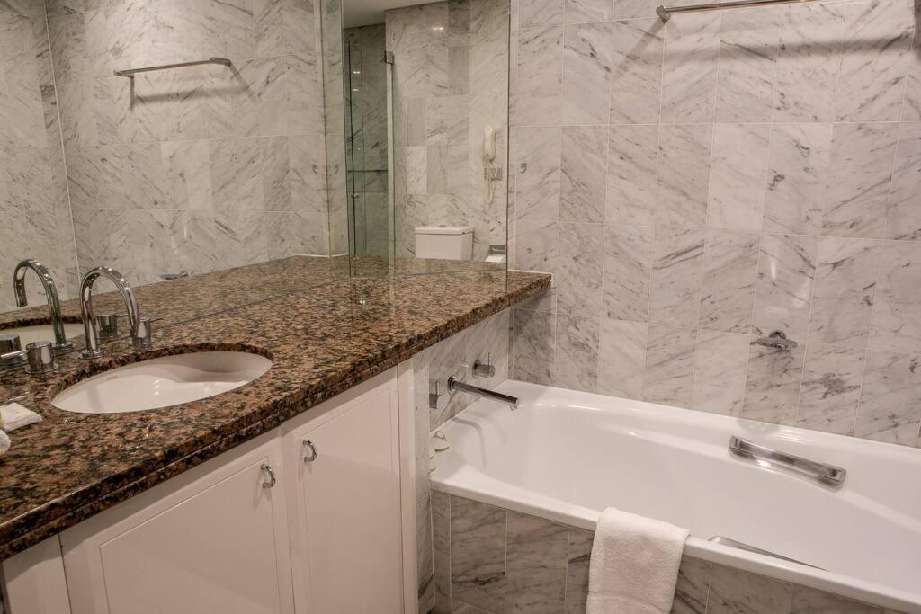 Premium One Bedroom - Near Circular Quay 1301 Self- Catering *